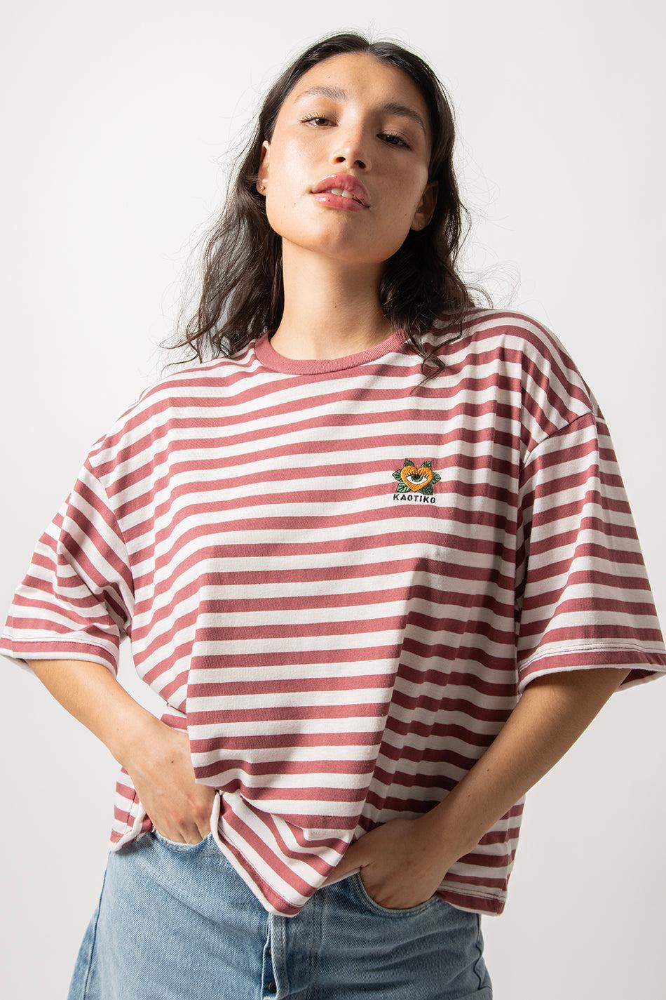 kaotiko Camiseta Burgundy Heart Stripes Precios de Black Friday