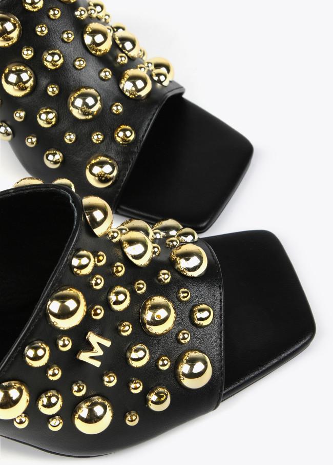 lola casademunt Zapato de tacón con detalles dorados ÚLTIMAS EDICIONES