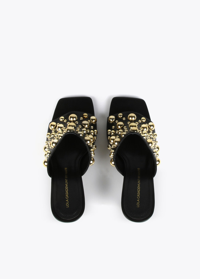 lola casademunt Zapato de tacón con detalles dorados ÚLTIMAS EDICIONES