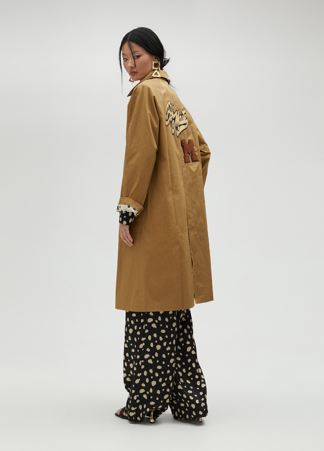 lola casademunt Trench color beige detalle parches COMPRAR AHORA