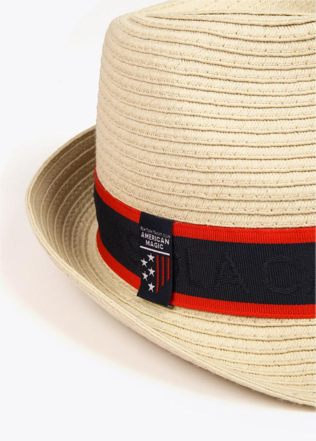 lola casademunt Gorro American Magic Ahorra y exporta