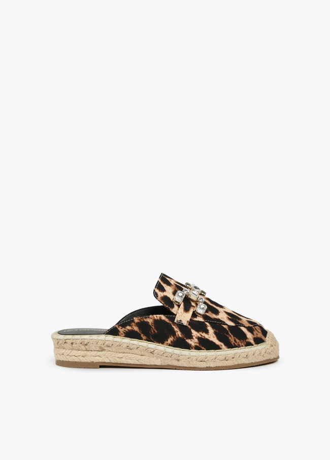 lola casademunt Alpargata plana animal print detalle strass