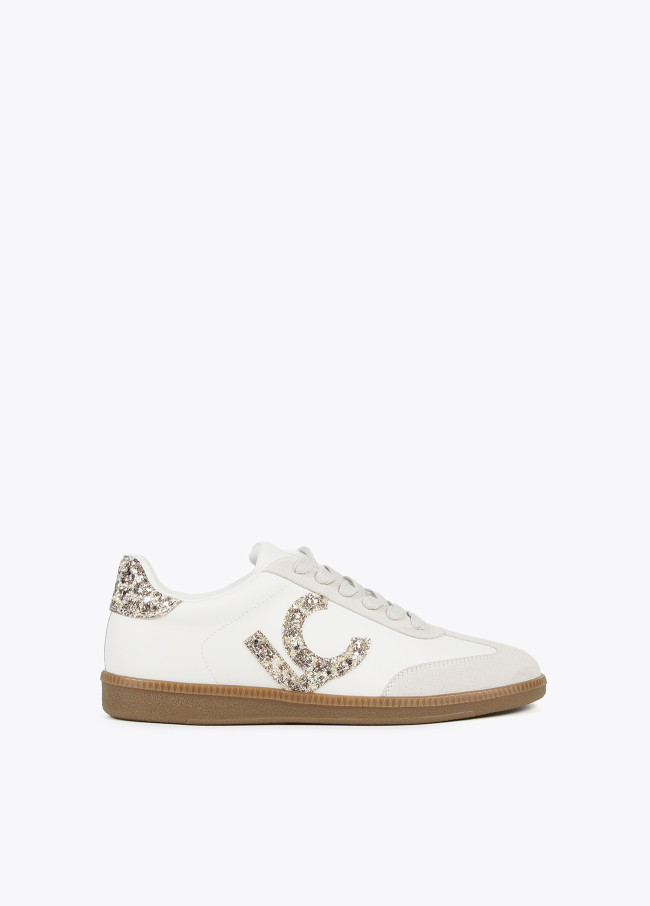 lola casademunt Deportiva detalles efecto glitter y leopardo