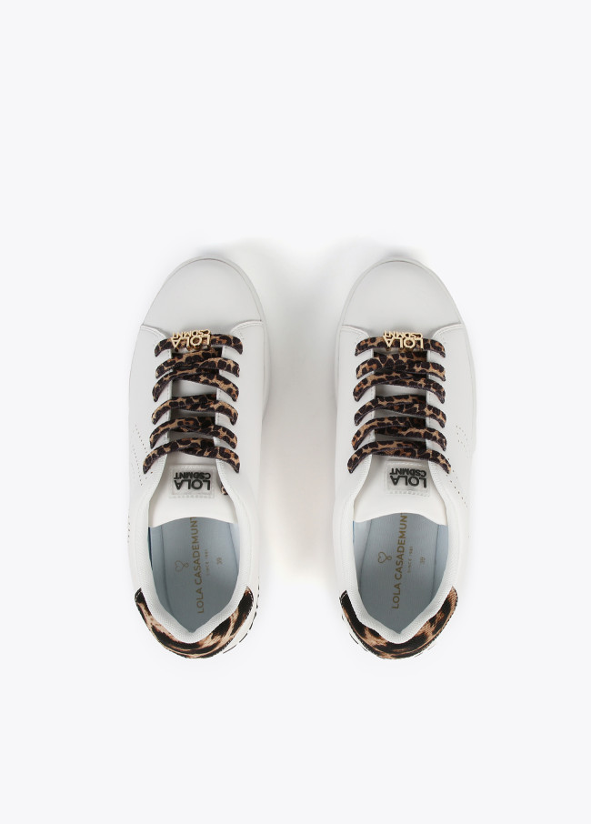 lola casademunt Deportiva con detalle LC perforado Oferta especial