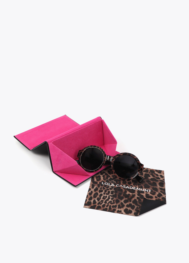 lola casademunt Gafa redonda con animal print Ventas relámpago