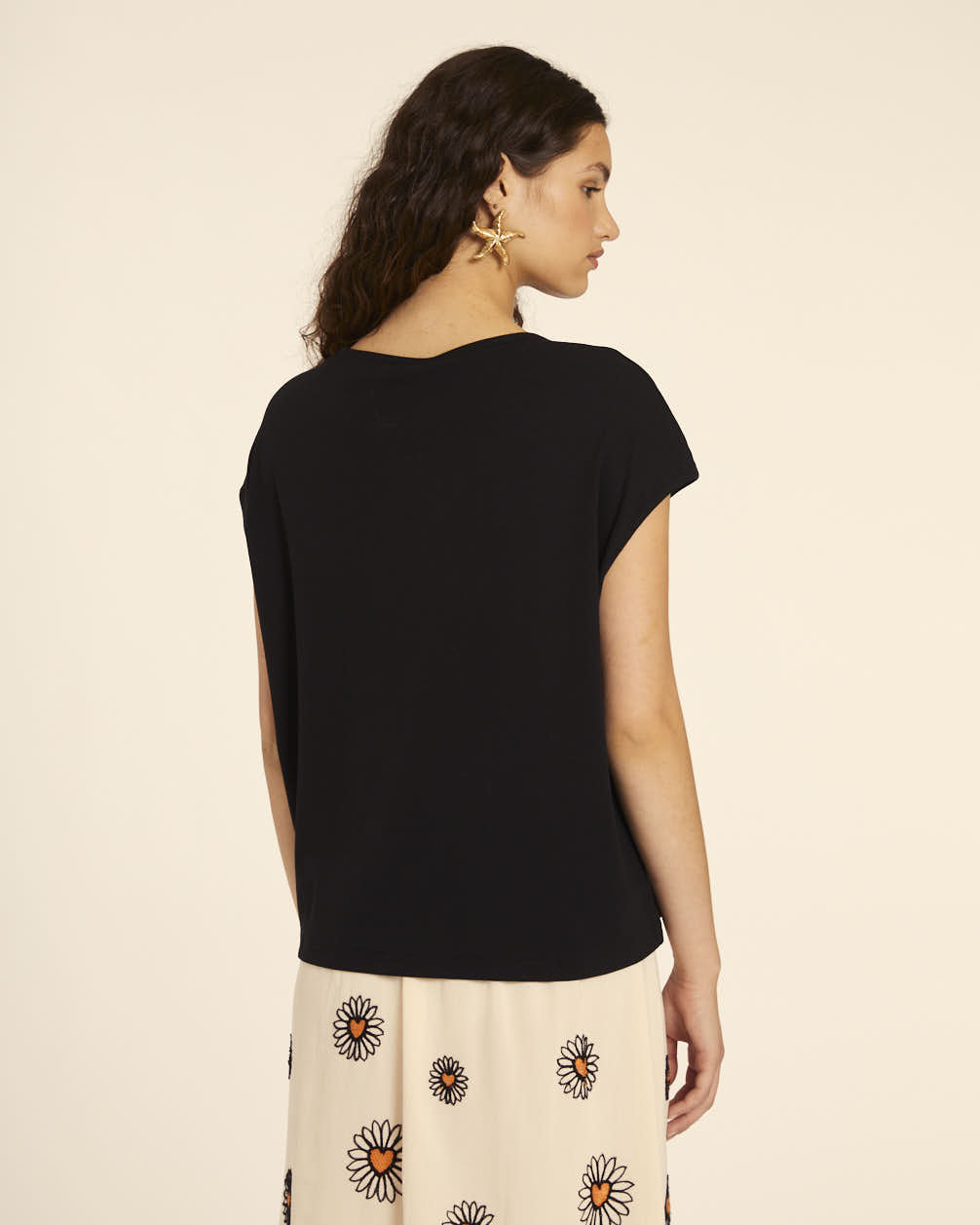 pepaloves CAMISETA AMPLIA CUELLO PICO NEGRA COMPRAR AHORA