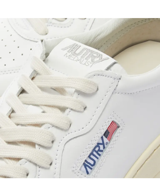 spezial madrid Autry 01 Low Leather Sneaker White & Navy Venta caliente