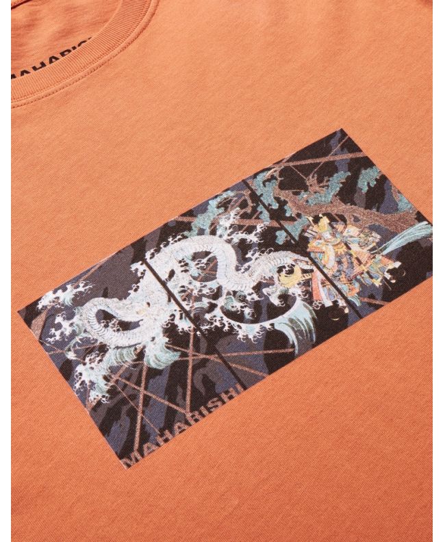 spezial madrid Maharishi Triptych Water Dragon Tee Rust En oferta