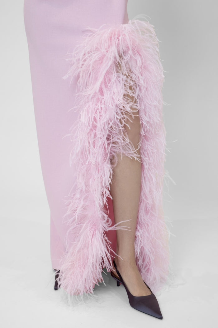 the 2nd skin co. Vestido largo con abertura lateral con plumas Rebajas top