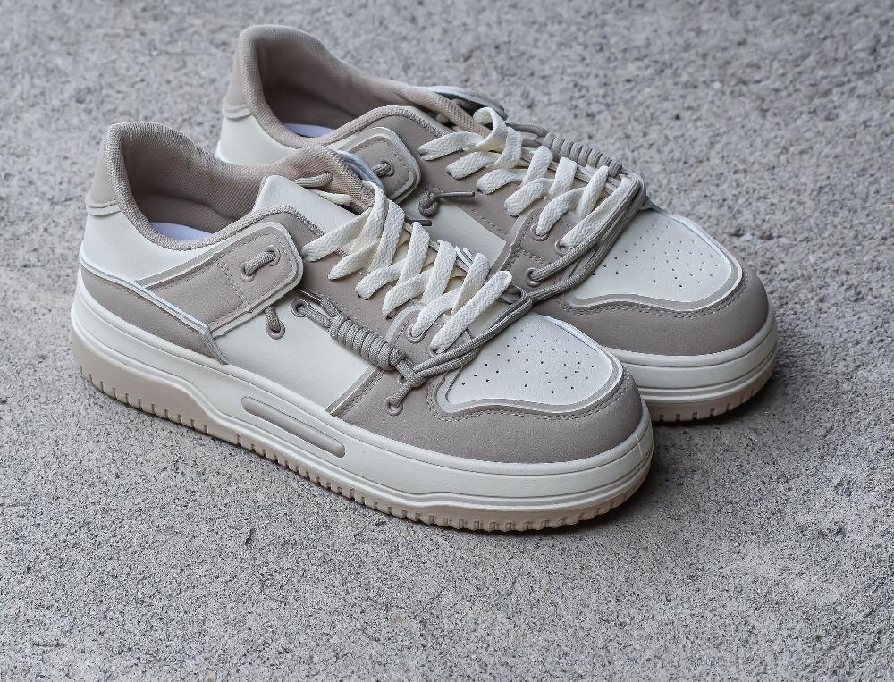 The New Black Sneaky Beige Descuentos del mes