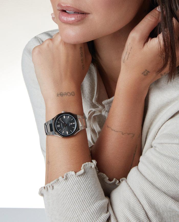 viceroy Reloj colección Laura Escanes caja de acero con doble bisel en Ip gris y rosa con cristal zafiro 10 atm y brazalete de acero con movimiento cuarzo Última moda