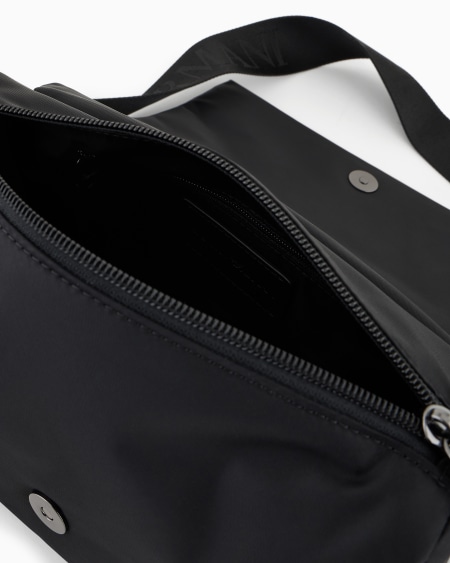 Armani Bolso bandolera con solapa de nailon reciclado ASV Liquidación
