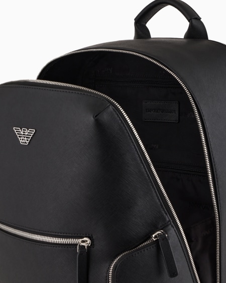 Armani Mochila de piel saffiano regenerada con placa de águila ASV En oferta