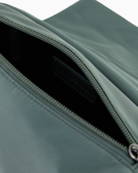 Armani Bolso bandolera con solapa de nailon reciclado ASV Última moda
