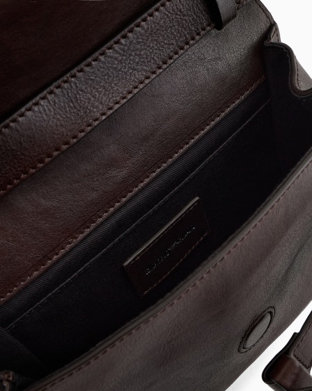 Armani Bolso bandolera de piel con solapa y logotipo en relieve Grandes descuentos