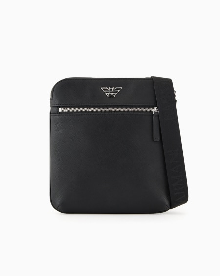 Armani Bolso bandolera plano de piel saffiano regenerada con placa de águila ASV Ahorra y exporta