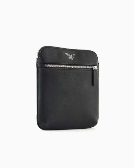 Armani Bolso bandolera plano de piel saffiano regenerada con placa de águila ASV Ahorra y exporta