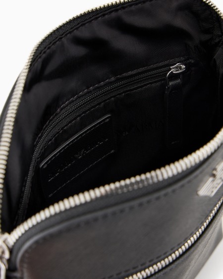 Armani Bolso bandolera plano de piel saffiano regenerada con placa de águila ASV Ahorra y exporta