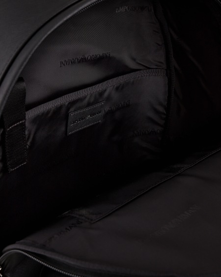 Armani Mochila redondeada de piel saffiano regenerada con placa de águila ASV Ofertas