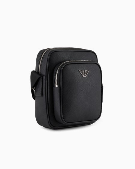 Armani Bolso bandolera de piel saffiano regenerada con placa de águila ASV Venta caliente