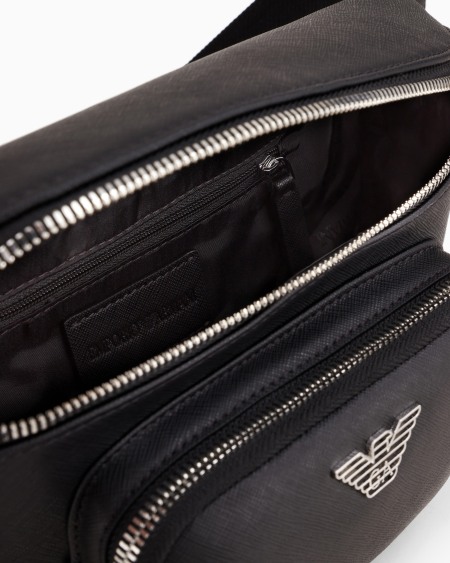 Armani Riñonera de piel saffiano regenerada con placa de águila ASV En oferta
