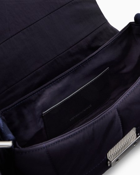 Armani Bolso de hombro baguette mediano en nailon acolchado Devoluciones gratuitas