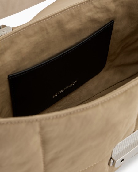 Armani Bolso de hombro baguette grande en nailon acolchado 2025