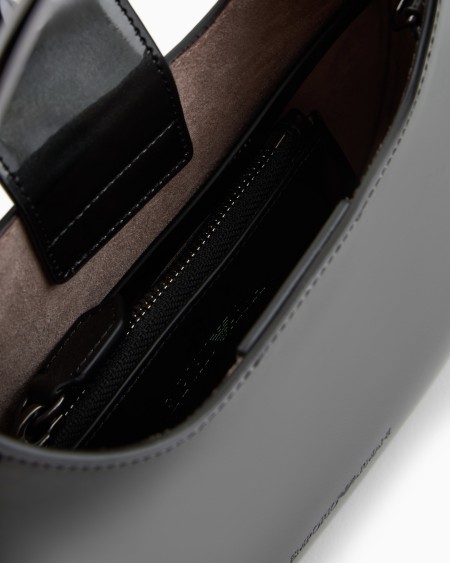 Armani Bolso hobo pequeño de charol con asa de metal con logotipo Outlet