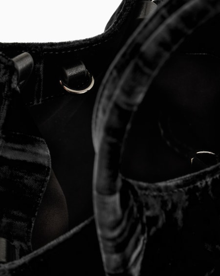 Armani Bolso de mano de terciopelo ondulado con bandolera de cadena Rebajas