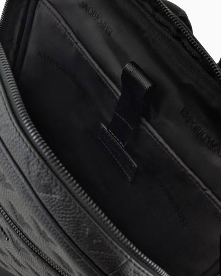 Armani Mochila plana de piel con motivo integral de águila en relieve Outlet online