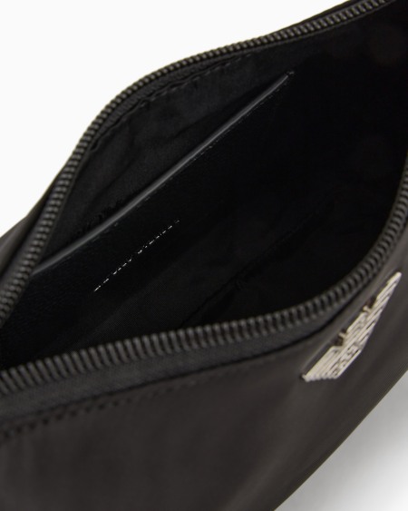 Armani Bolso baguette en nailon reciclado con placa de águila ASV Últimos 3 días