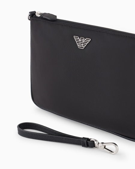 Armani Bolso de mano de nailon reciclado con placa de águila ASV COMPRAR AHORA