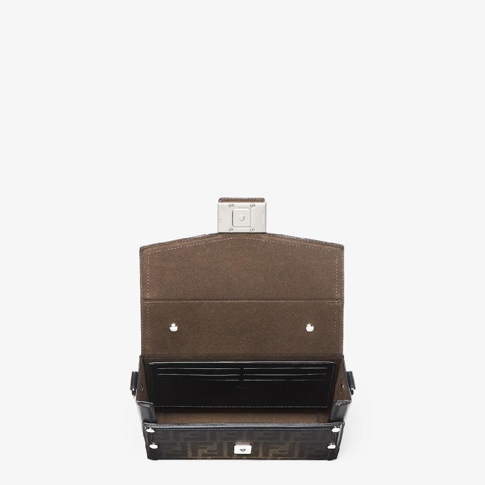 Fendi Baguette Soft Trunk Libre de impuestos