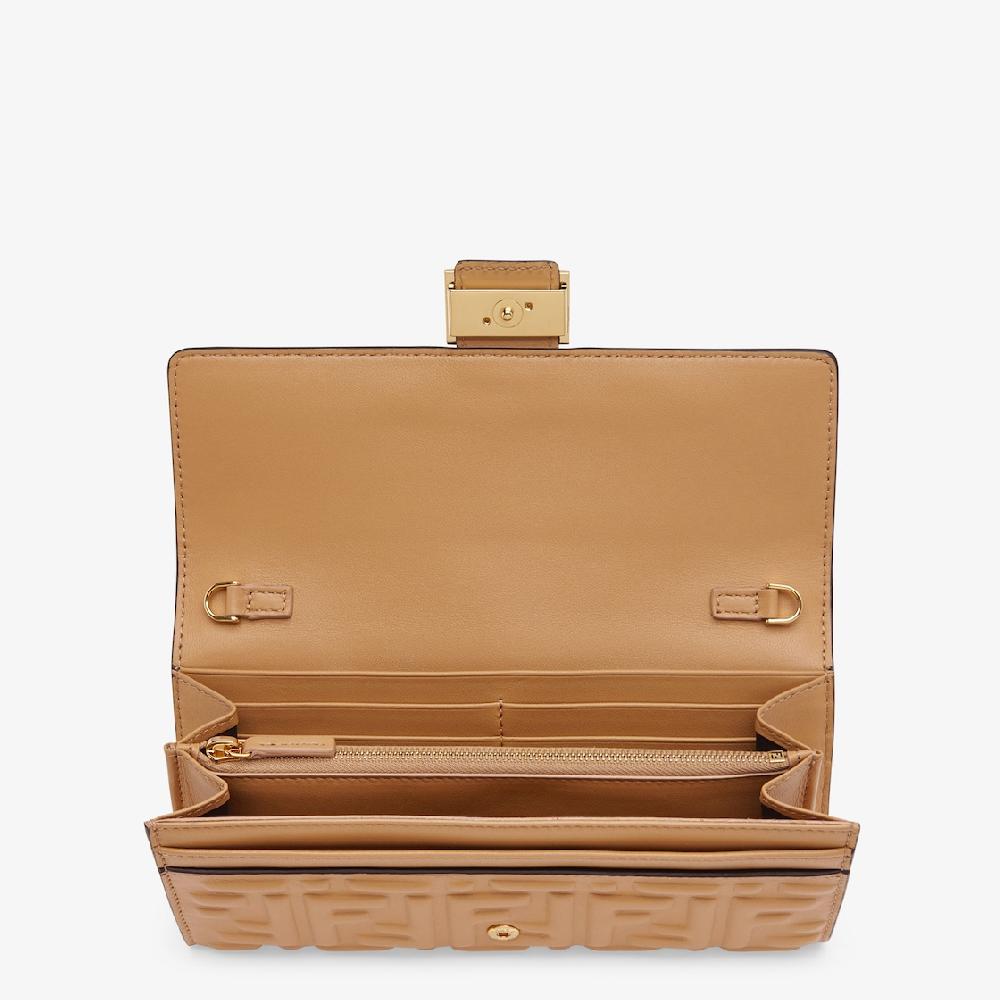 Fendi Cartera continental Baguette con cadena COMPRAR AHORA
