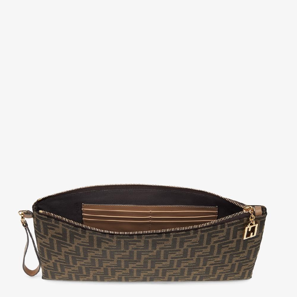 Fendi Cartera plana Baguette grande ÚLTIMAS EDICIONES