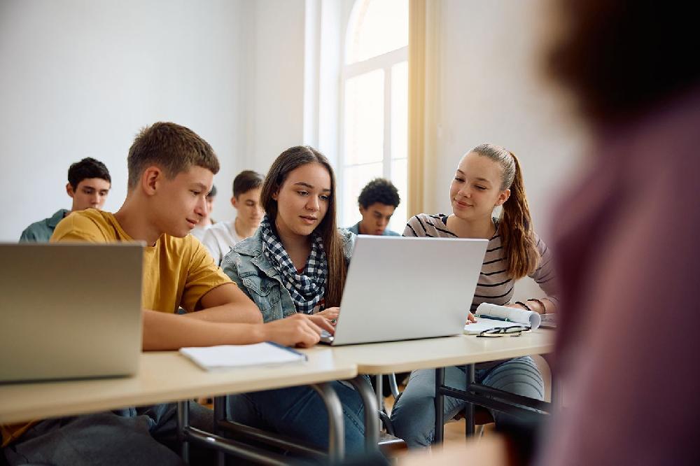 Mimub Innovación y Bienestar en el Aula: Retos Digitales para los Educadores